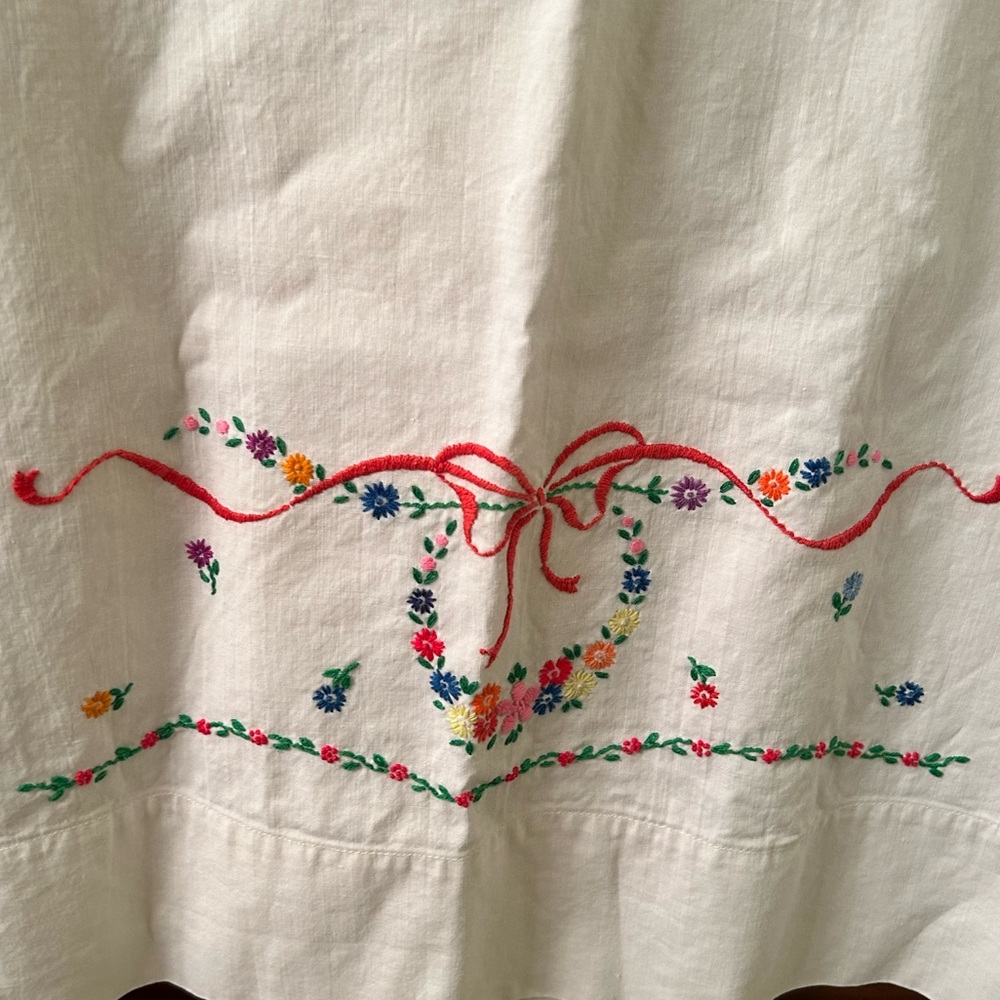VTG Embroidered Wreath and floral pillowcase. Queen size - Picture 1 of 6